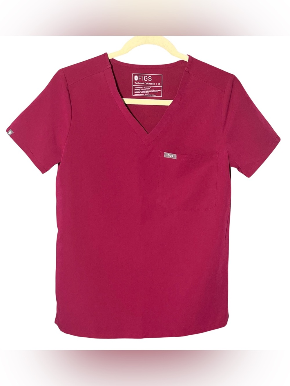 🩷FIGS Catarina One-Pocket Scrub Top. Color-Dark Magenta. Size-XS. EUC